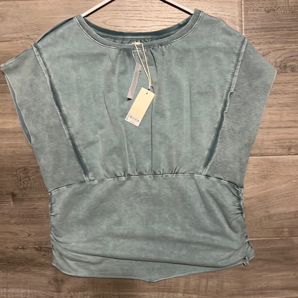 Gilded intent top from the buckle
